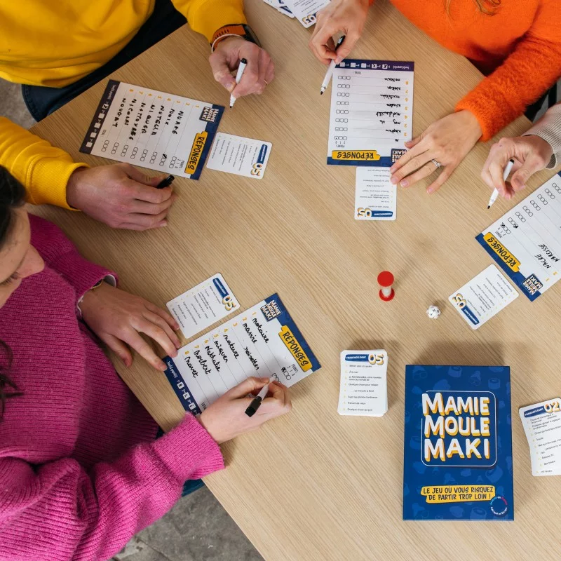 Mamie Moule Maki - Le Jeu de société où Vous risquez de partir trop Loin !  Petit bac revisité idéal pour Les soirées, Anniversaires, Vacances