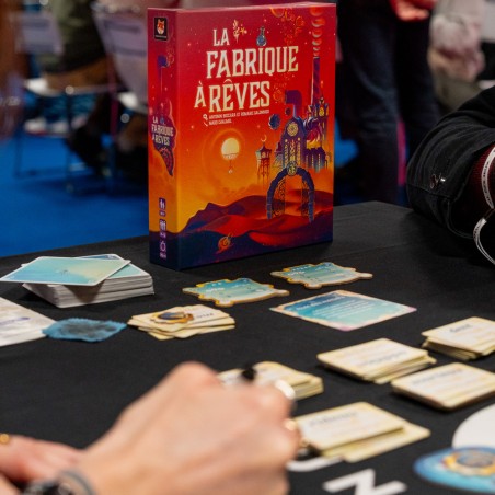 Partie en cours de La Fabrique à Rêves avec fioles et cartes pensées.