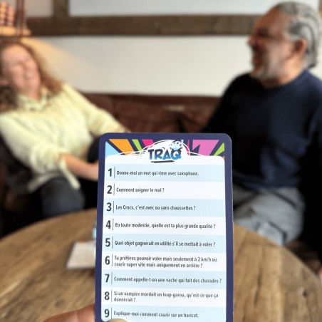 Gros plan sur une carte de TRAQ lue par le maître du jeu.