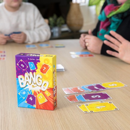 Joueurs autour de la boîte du jeu d'ambiance Bango.