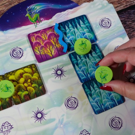 Plateau personnel Tulikko avec tuiles et pions en pleine partie Plateau personnel Tulikko avec tuiles et pions en pleine partie