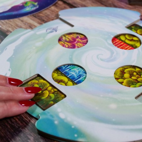 Plateau central avec cartes en pleine partie de Tulikko, le jeu Studio H Plateau central avec cartes en pleine partie de Tulikko, le jeu Studio H