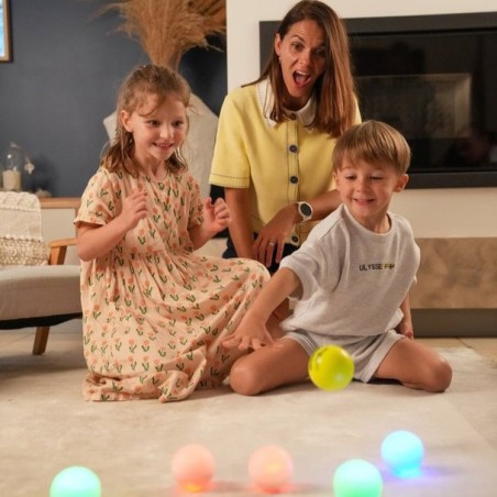 Famille qui joue à Lumios, un jeu d'adresse en famille ou entre ami