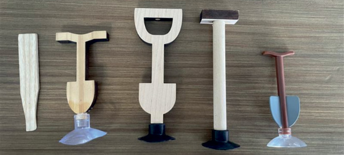 Évolution de la pelle : de l’objet initial présent dans le prototype (à gauche) jusqu’à la pelle-ventouse finale (tout à droite).